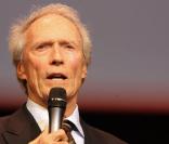 Première édition du Festival de cinéma de Lyon : le 17 octobre 2009, Clint Eastwood a reçu, très fier, le premier Prix Lumière de l'histoire des mains de Bertrand Tavernier
