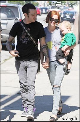 Pete Wentz, Ashlee Simpson et leur fils Bronx Mowgli à West Hollywood le 17 octobre 2009