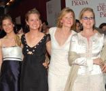  
Meryl Streep et ses filles Gracie, Mamie et Louisa Gummer en juin 2006 pour la première à New York du film Le Diable s'habille en Prada 