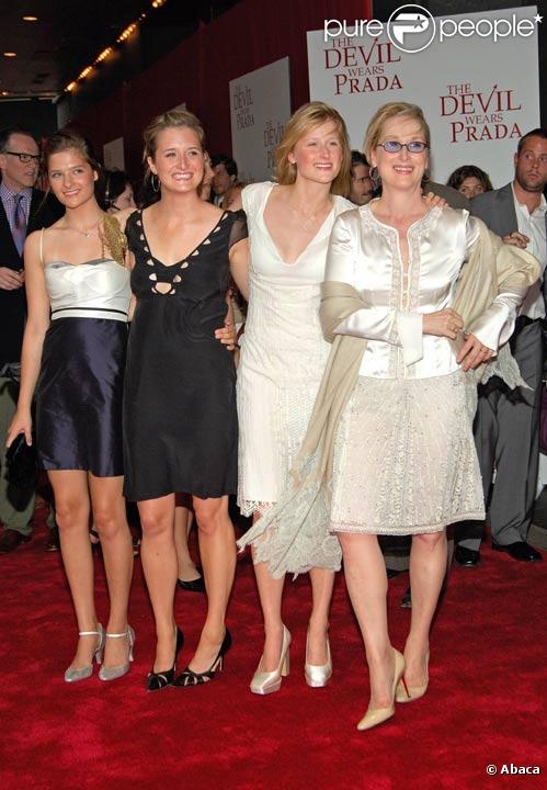  
Meryl Streep et ses filles Gracie, Mamie et Louisa Gummer en juin 2006 pour la première à New York du film Le Diable s'habille en Prada 