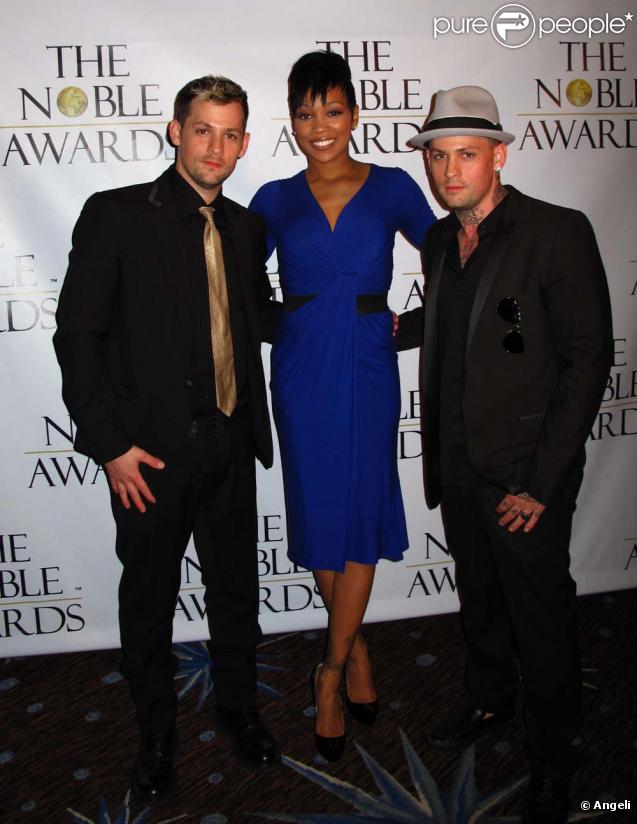 Les frères Madden entourent la chanteuse Monica aux Noble Awards le 18 octobre 2009.