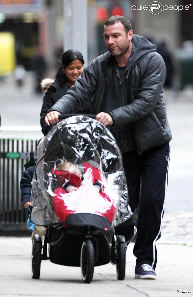 Liev Schreiber rentre chez lui après avoir emmené ses enfants Alexander Pete et Samuel Kai au parc à New York le 16 octobre 2009 