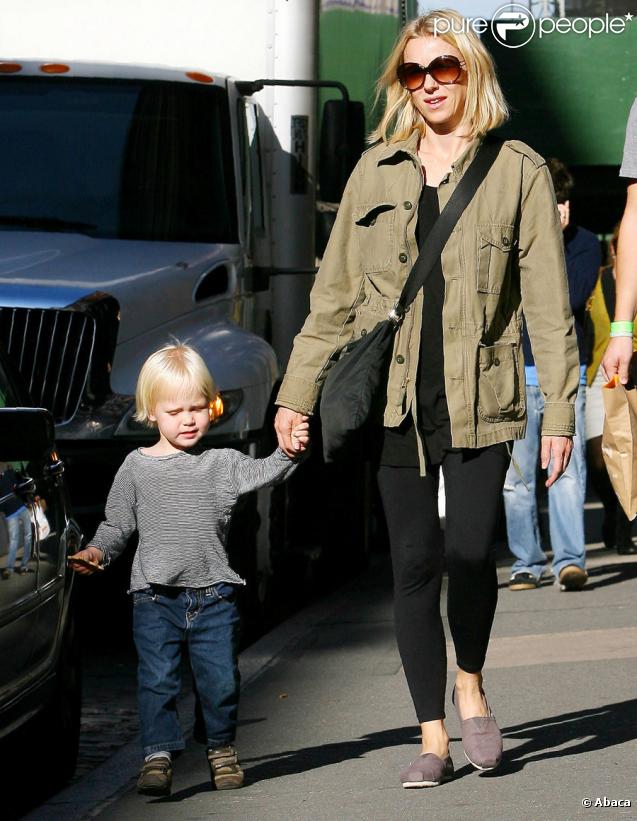 Naomi Watts avec Alexander dans les rues de New York, le 22/10/09