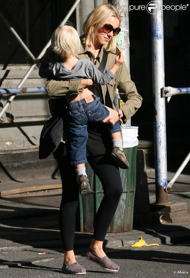 Naomi Watts avec Alexander dans les rues de New York, le 22/10/09