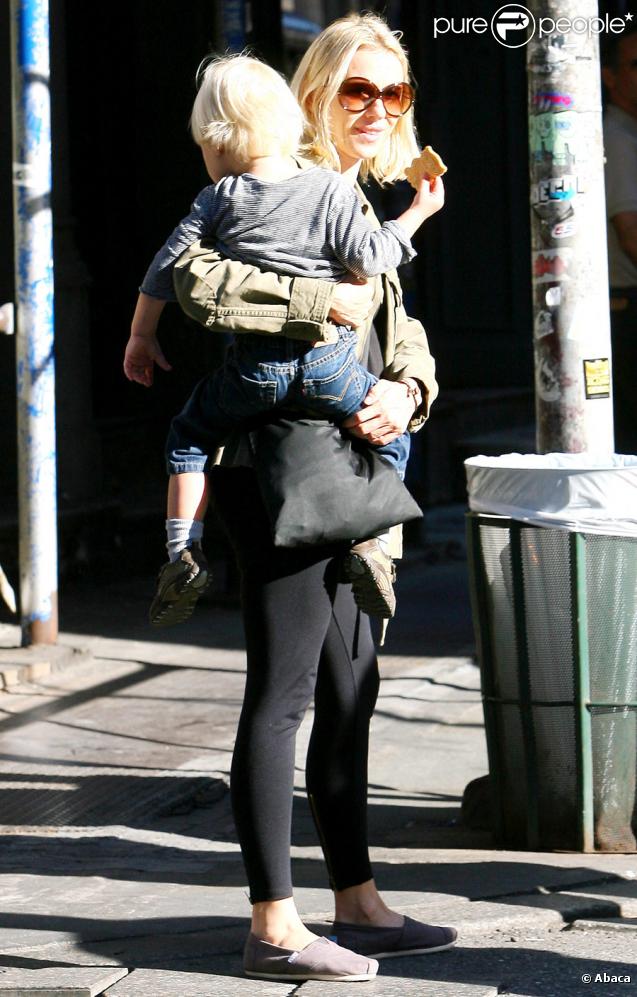 Naomi Watts avec Alexander dans les rues de New York, le 22/10/09