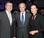 Frédéric Mitterrand et Corinne Ricard et lors du bal jaune organisé par la fondation Ricard à la Fiac à Paris le 23 octobre 2009
