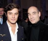 Aurélien Wiik et Jean-Marc Barr lors du bal jaune organisé par la fondation Ricard à la Fiac à Paris le 23 octobre 2009