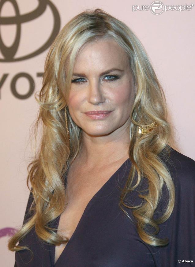 Daryl Hannah, très glamour, à l'occasion du 20e anniversaire de l'Environmental Media Association, qui s'est tenu aux Studios Paramount d'Hollywood, à Los Angeles, le 25 octobre 2009 !