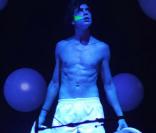 Le chanteur Mika se dévoile lors de son concert au Palladium le 23/10/09