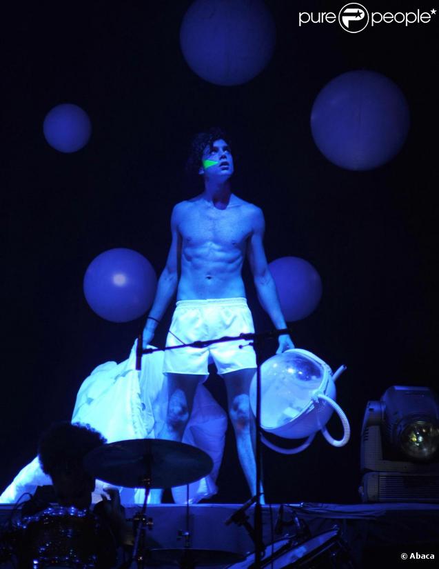 Le chanteur Mika se dévoile lors de son concert au Palladium le 23/10/09