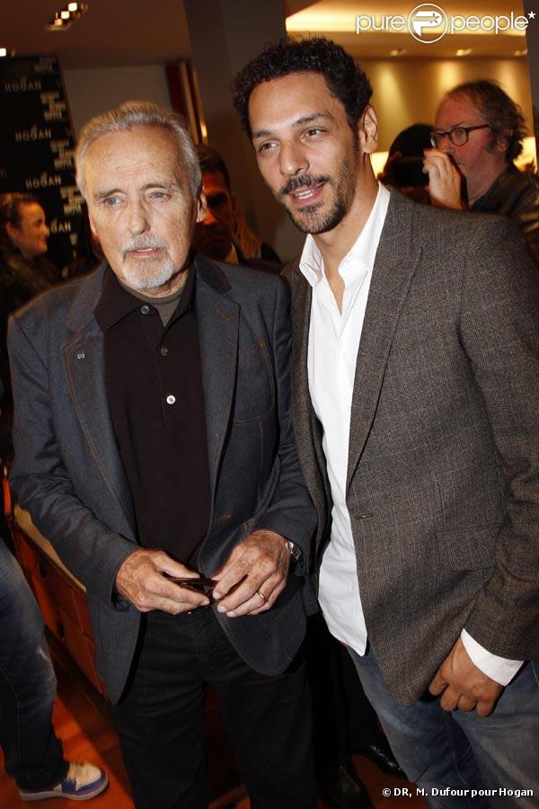Dennis Hopper et Tomer Sisley, à l'occasion de la signature du livre de Dennis Hopper -  Photographs 1961/1967  - et de la présentation des chaussures customisées par la star, dans la boutique Hogan, à Paris, le 22 octobre 2009 !