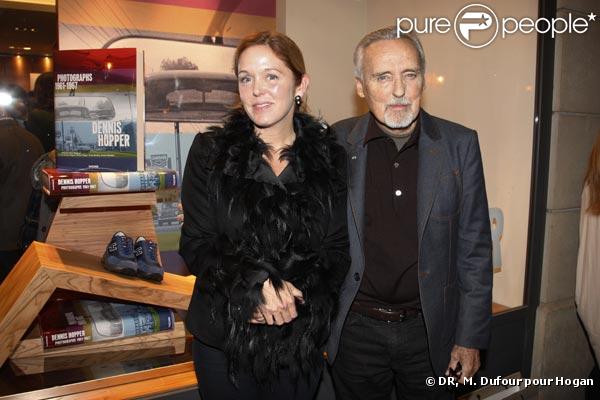 Dennis Hopper et sa fille Marin Hopper, à l'occasion de la signature du livre de Dennis Hopper -  Photographs 1961/1967  - et de la présentation des chaussures customisées par la star, dans la boutique Hogan, à Paris, le 22 octobre 2009 !