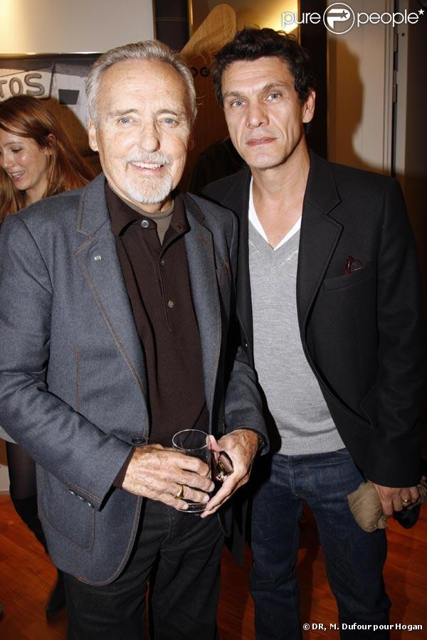 Dennis Hopper et Marc Lavoine, à l'occasion de la signature du livre de Dennis Hopper -  Photographs 1961/1967  - et de la présentation des chaussures customisées par la star, dans la boutique Hogan, à Paris, le 22 octobre 2009 !