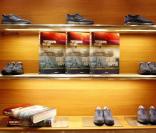 L livre de Dennis Hopper -  Photographs 1961/1967  - et les chaussures customisées par la star, dans la boutique Hogan, à Paris, le 22 octobre 2009 !