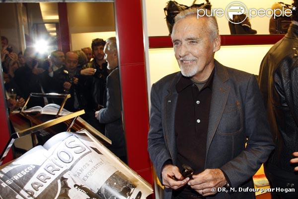 Dennis Hopper, à l'occasion de la signature du livre de Dennis Hopper -  Photographs 1961/1967  - et de la présentation des chaussures customisées par la star, dans la boutique Hogan, à Paris, le 22 octobre 2009 !