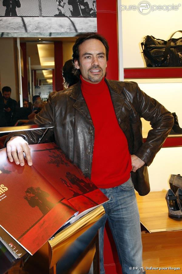 Anthony Delon, à l'occasion de la signature du livre de Dennis Hopper -  Photographs 1961/1967  - et de la présentation des chaussures customisées par la star, dans la boutique Hogan, à Paris, le 22 octobre 2009 !