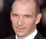 Ralph Fiennes sur tapis rouge. 