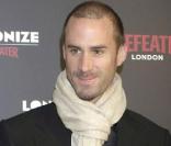 Joseph Fiennes sur tapis rouge. 