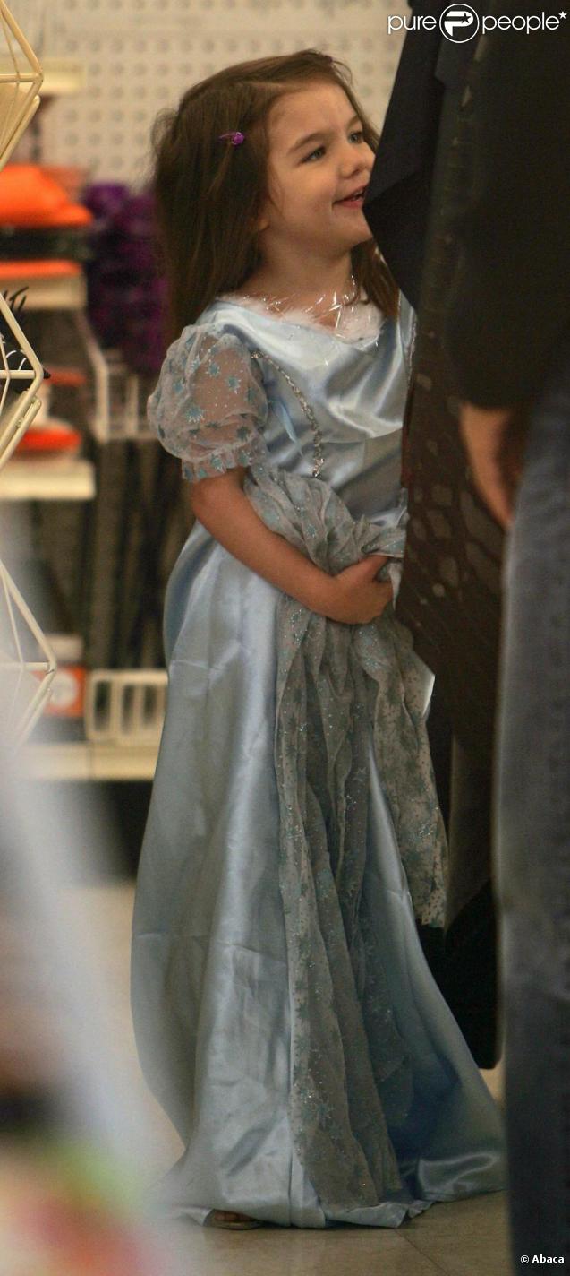 Suri Cruise et sa maman Katie Holmes font les boutiques à Boston. 26/10/09
