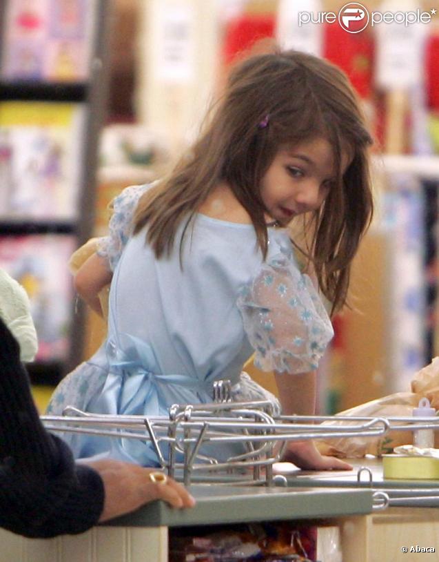 Suri Cruise et sa maman Katie Holmes font les boutiques à Boston. 26/10/09