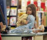 Suri Cruise et sa maman Katie Holmes font les boutiques à Boston. 26/10/09