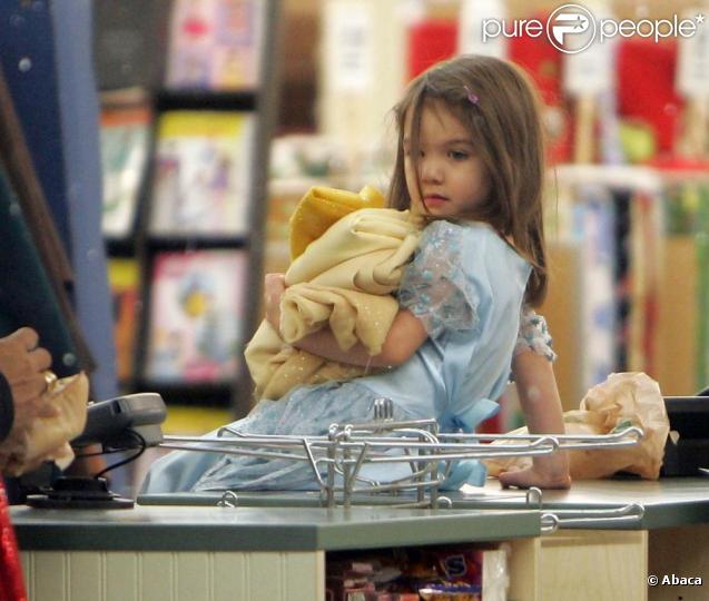 Suri Cruise et sa maman Katie Holmes font les boutiques à Boston. 26/10/09