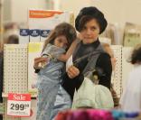 Suri Cruise et sa maman Katie Holmes font les boutiques à Boston. 26/10/09
