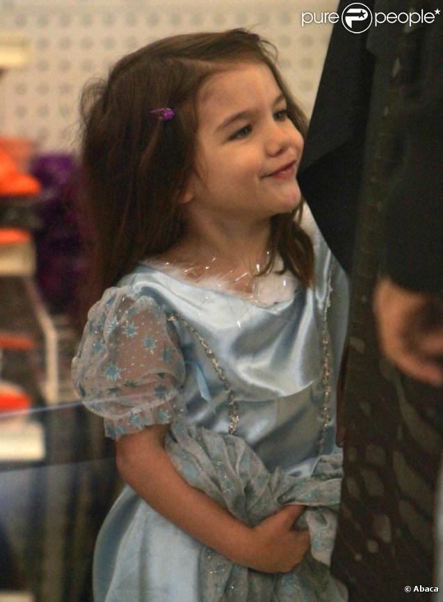 Suri Cruise et sa maman Katie Holmes font les boutiques à Boston. 26/10/09