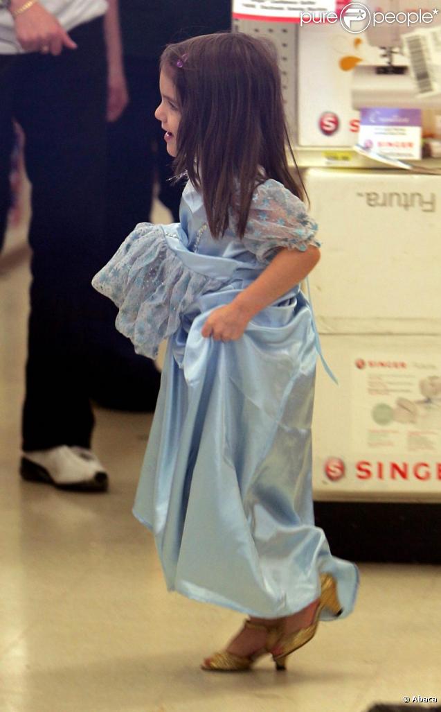 Suri Cruise et sa maman Katie Holmes font les boutiques à Boston. 26/10/09