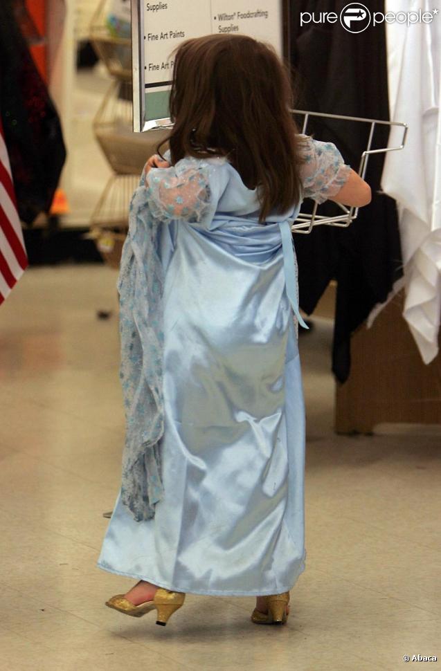 Suri Cruise et sa maman Katie Holmes font les boutiques à Boston. 26/10/09