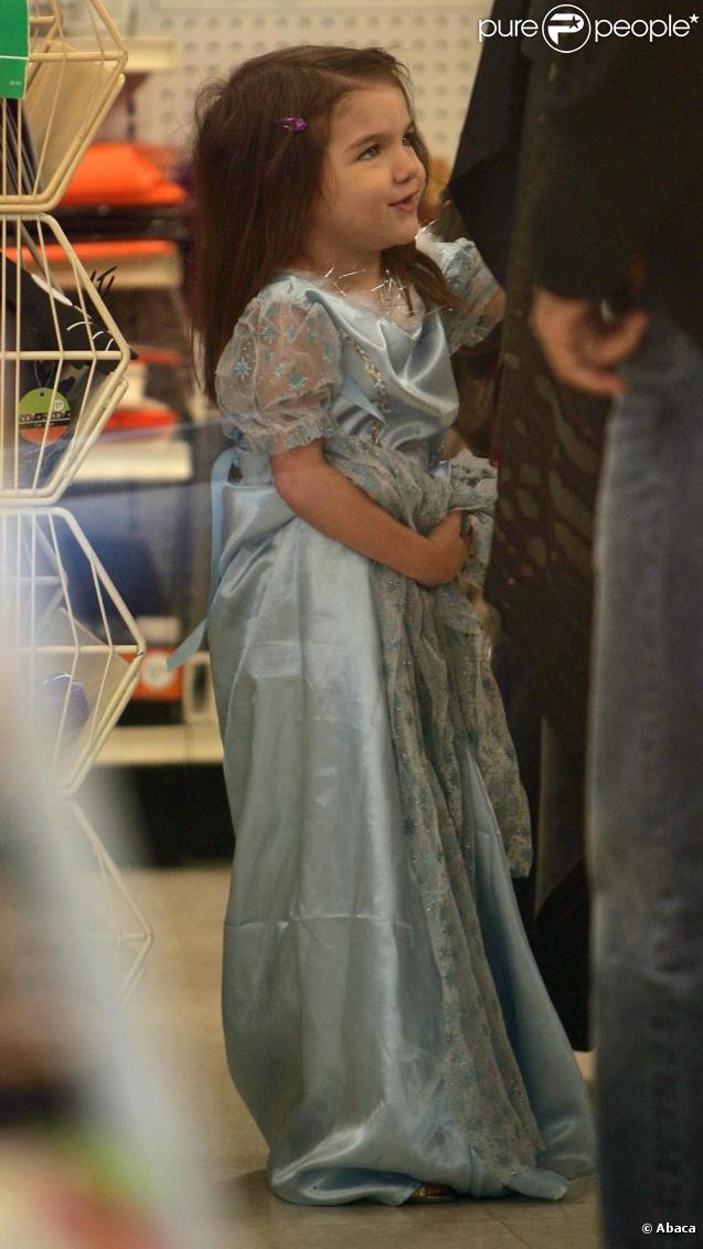 Suri Cruise et sa maman Katie Holmes font les boutiques à Boston. 26/10/09
