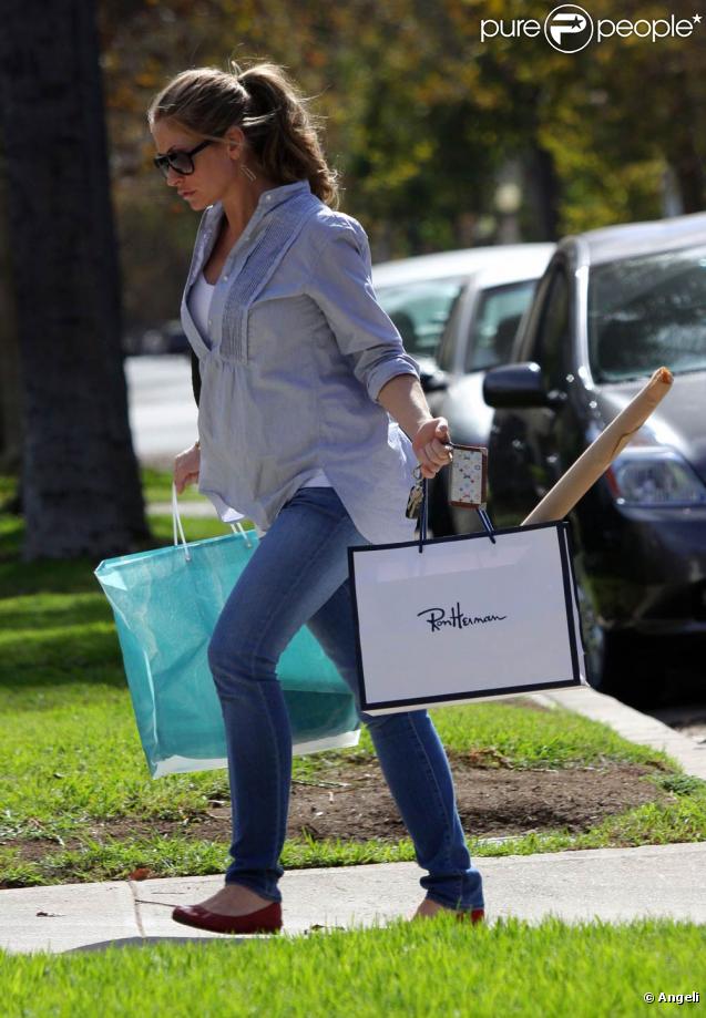 Rebecca Gayheart fait du shopping dans une boutique de matériel d'art et de dessins avant de rendre visite à un ami à Los Angeles le 6 octobre 2009