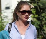 Rebecca Gayheart fait du shopping dans une boutique de matériel d'art et de dessins avant de rendre visite à un ami à Los Angeles le 6 octobre 2009