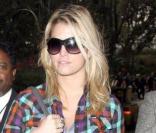 Jessica Simpson arrive à l'aéroport Lax de Los Angeles avec son papa Joe Simpson de retour de Mumbai en Inde où elle tourne son émission The Price of Beauty