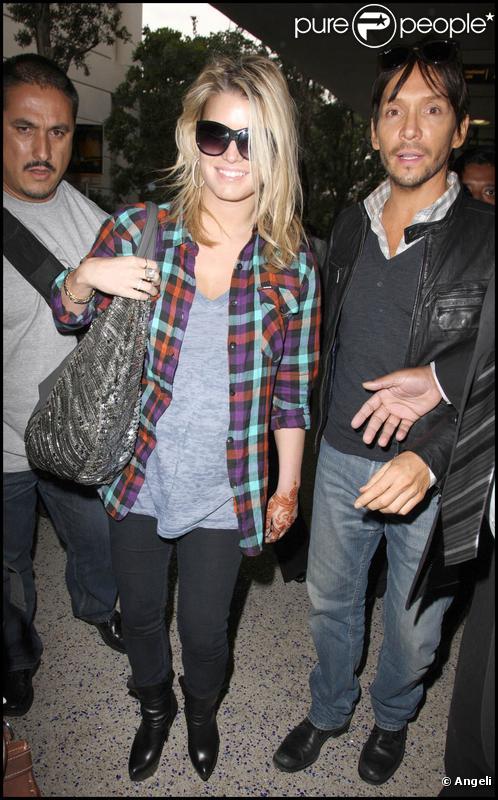 Jessica Simpson arrive à l'aéroport Lax de Los Angeles avec son papa Joe Simpson de retour de Mumbai en Inde où elle tourne son émission The Price of Beauty