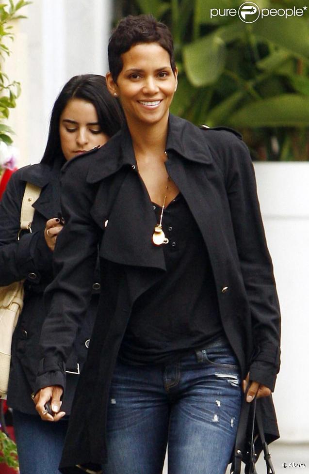 Halle Berry dans la peau d'une business woman dans les rues de Beverly Hills il y a quelques jours