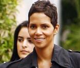 Halle Berry dans la peau d'une business woman dans les rues de Beverly Hills il y a quelques jours