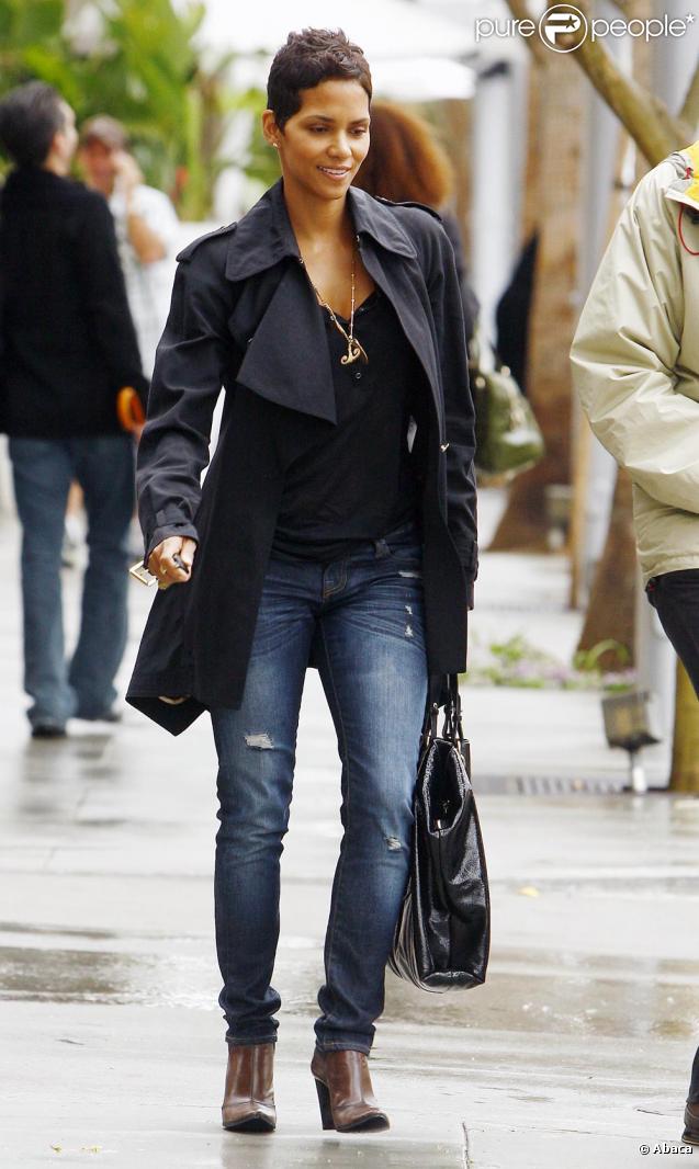 Halle Berry dans la peau d'une business woman dans les rues de Beverly Hills il y a quelques jours