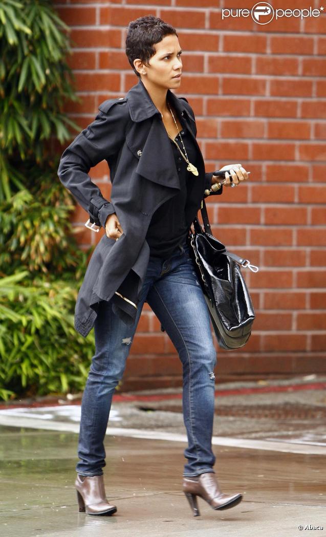Halle Berry dans la peau d'une business woman dans les rues de Beverly Hills il y a quelques jours
