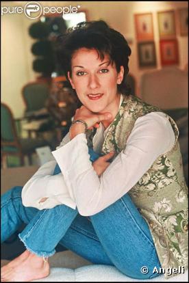 Très complexée quand elle était jeune, Céline Dion peut dire merci à la chirurgie ! En plus du système pileux pas vraiment au top, la diva devait absolument revoir ce sourire désastreux... Mais aujourd'hui, Céline peut de nouveau sourire à la vie !<b
