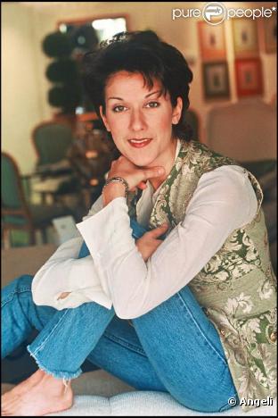 Très complexée quand elle était jeune, Céline Dion peut dire merci à la chirurgie ! En plus du système pileux pas vraiment au top, la diva devait absolument revoir ce sourire désastreux... Mais aujourd'hui, Céline peut de nouveau sourire à la vie !<b