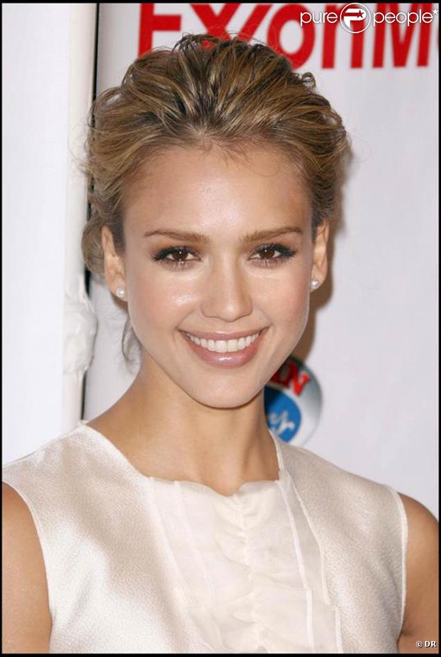 Avant de se blanchir les dents, Jessica Alba était presque parfaite, mais aujourd'hui, elle est... parfaite ! Mais avec un sourire si magnifique, pourquoi fait-elle si souvent la tête ! Pas très généreuse...