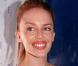 Avec un sourire comme celui-ci Kylie Minogue aurait pu songer à intégrer le casting de Twilight. Mais aujourd"hui la chanteuse australienne a un sourire aussi craquant que... renversant ! 