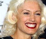 C'est sûr, l'appareil dentaire donne un peu des allures de Terminator à la pauvre Gwen Stefani... Mais il faut souffrir pour être belle ! Aujourd'hui la chanteuse des No Doubt peut de nouveau sourire à pleines dents ! 