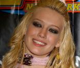 Hilary Duff n'aurait jamais pu envisager de rejoindre un jour le cercle très fermé des Gossip Girl avec un sourire pareil. C'est à peine si l'on peut apercevoir ses dents ! Chez les GG, le jaune est une couleur tendance mais... pas sur les dents !<br