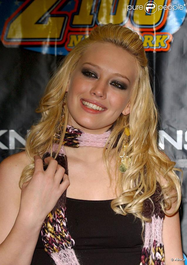 Hilary Duff n'aurait jamais pu envisager de rejoindre un jour le cercle très fermé des Gossip Girl avec un sourire pareil. C'est à peine si l'on peut apercevoir ses dents ! Chez les GG, le jaune est une couleur tendance mais... pas sur les dents !<br