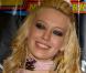 Hilary Duff n"aurait jamais pu envisager de rejoindre un jour le cercle très fermé des Gossip Girl avec un sourire pareil. C"est à peine si l"on peut apercevoir ses dents ! Chez les GG, le jaune est une couleur tendance mais... pas sur les dents !<br