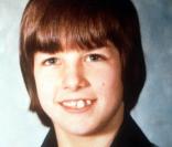 Tom Cruise a beau être l'un des plus beaux playboys de la planète, ça n'a pas toujours été le cas... Dents les unes sur les autres, trous, son sourire est vraiment... terrifiant ! 