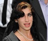  La palme de la dentition la plus pourrie revient sans hésiter à... Amy Winehouse ! Dents manquantes, tartre, comme toujours Amy fait dans l'excès ! 
 