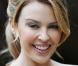 Avec un sourire comme celui-ci Kylie Minogue aurait pu songer à intégrer le casting de Twilight. Mais aujourd"hui la chanteuse australienne a un sourire aussi craquant que... renversant ! 